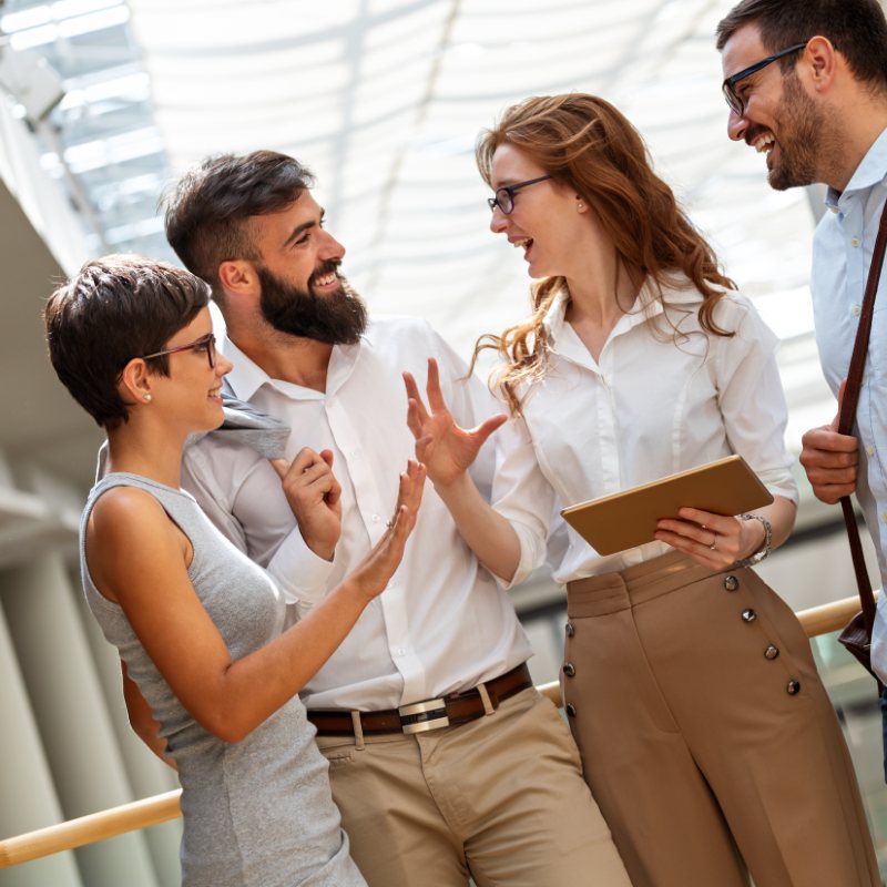 grupo de personas sonrientes