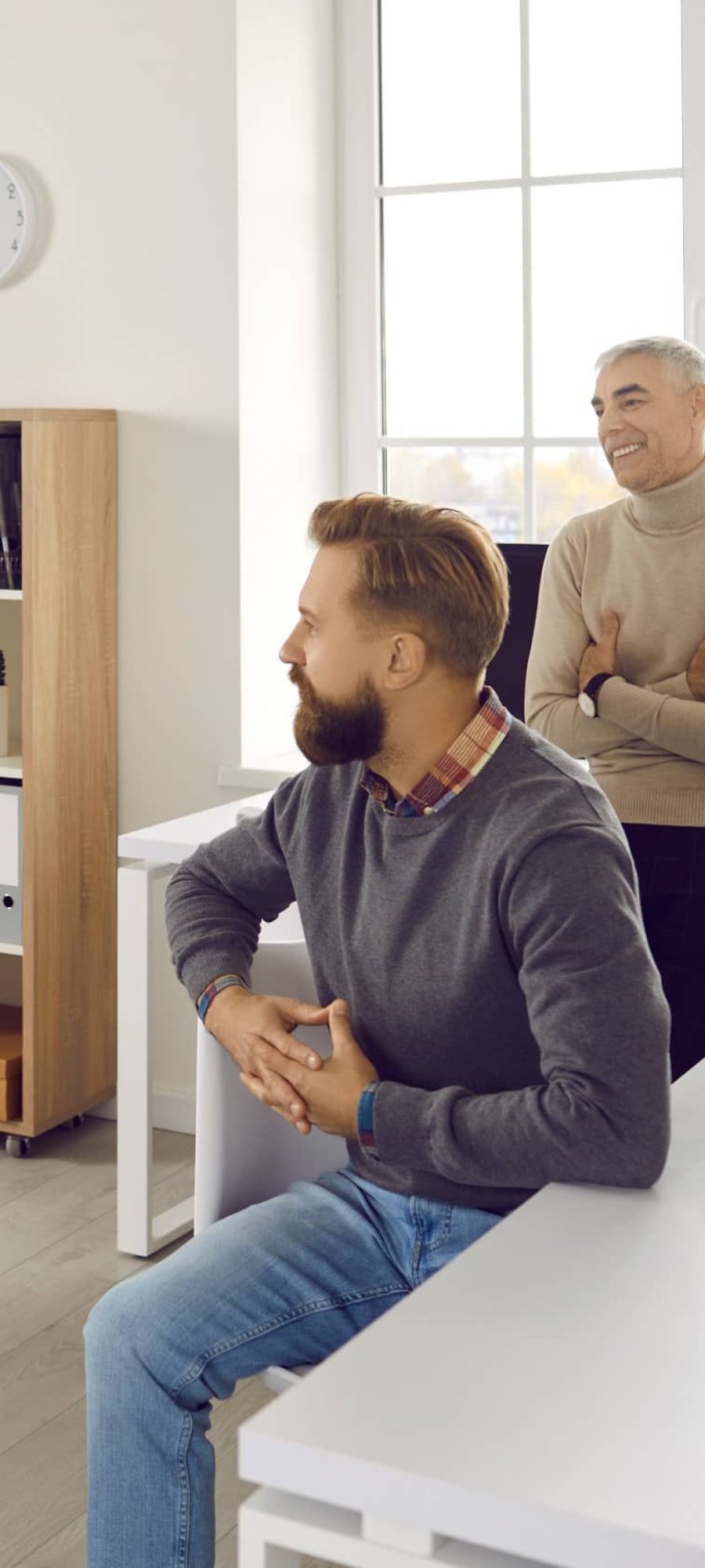 dos personas en una oficina